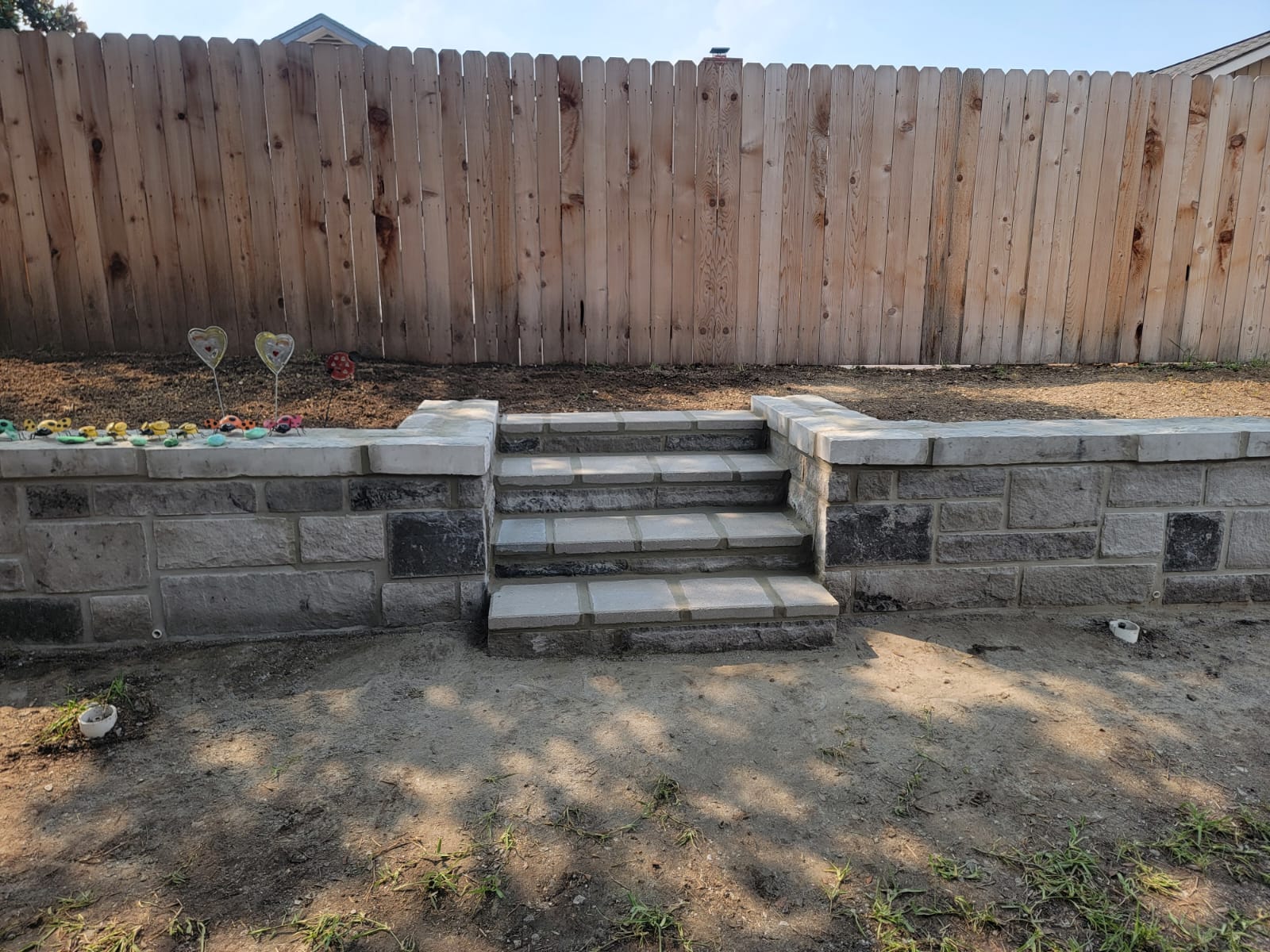 Retaining wall with centered steps leading to an upper grade